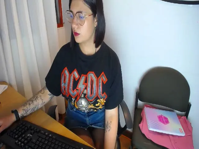 Live sex webcam photo for Miahot21 #272775858