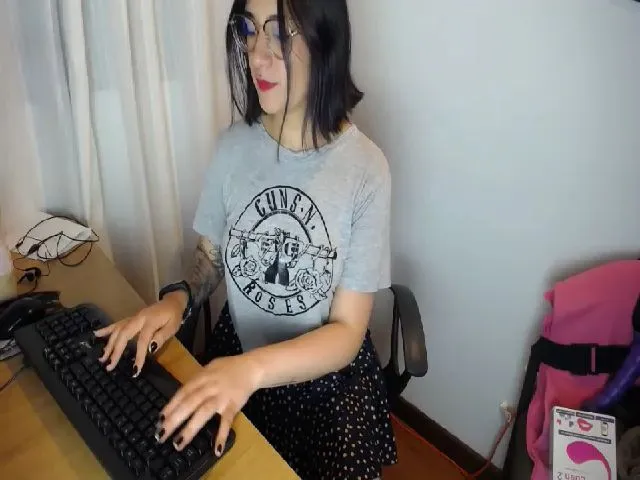 Live sex webcam photo for Miahot21 #272817074