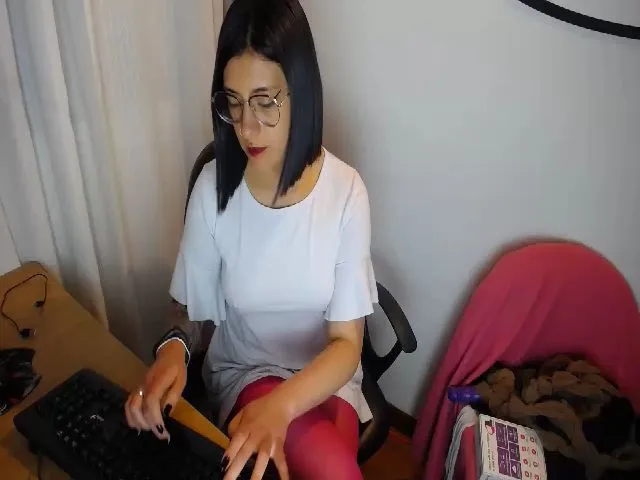 Live sex webcam photo for Miahot21 #272863141