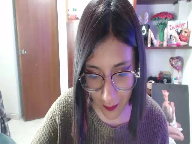 Live sex webcam photo for Miahot21 #273082473
