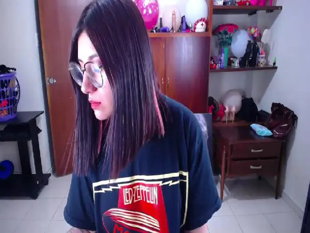 Live sex webcam photo for Miahot21 #274512697