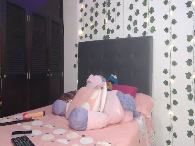 Live sex webcam photo for Miainnocence #274288145