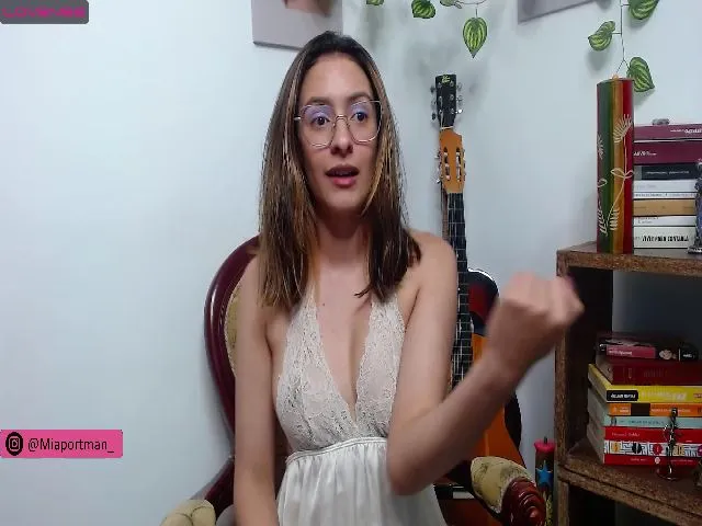 Live sex webcam photo for MiaportmanX #274436916
