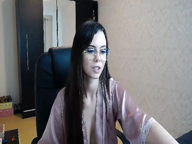 Live sex webcam photo for MileyQueen22 #274041609