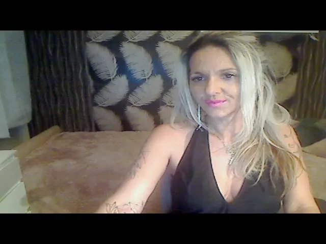 Live sex webcam photo for MilfHorny #271875978