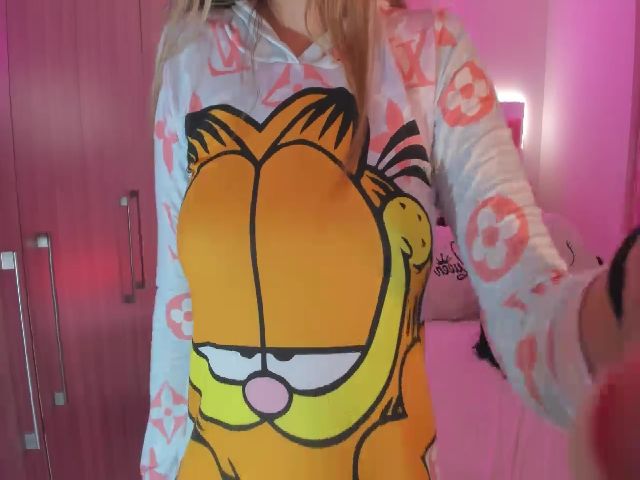 Live sex webcam photo for MillyCollins #272184348