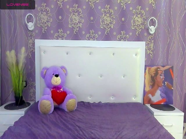 Live sex webcam photo for MirandaaQueen #273614243