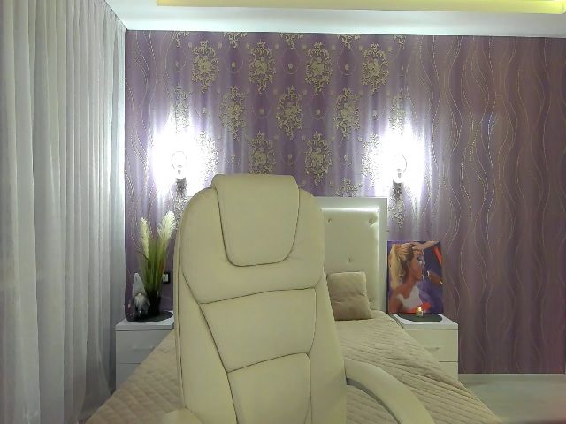 Live sex webcam photo for MirandaaQueen #274615808