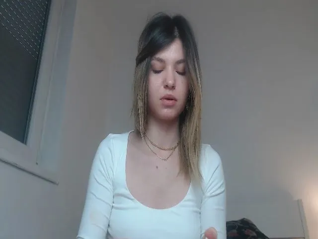 Live sex webcam photo for MissBitty #272369767