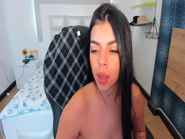 Live sex webcam photo for Miss_kim18 #271921931