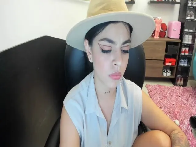 Live sex webcam photo for Miss_kim18 #272678723