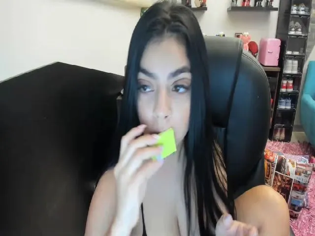 Live sex webcam photo for Miss_kim18 #272679251