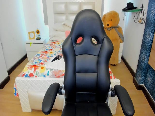 Live sex webcam photo for Miss_kim18 #272943488