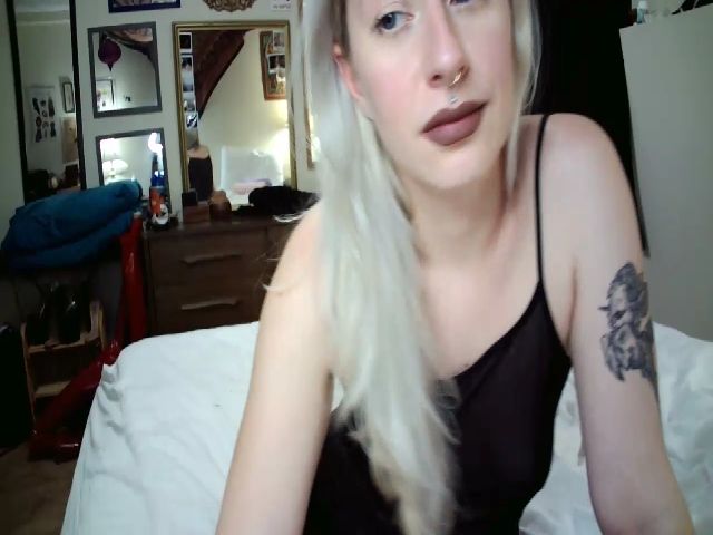 Live sex webcam photo for Missinhermind #271999550