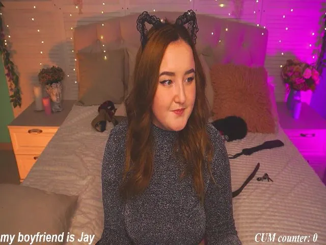 Live sex webcam photo for MollyLoo #271995560