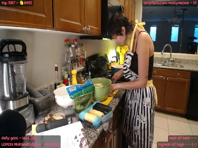 Live sex webcam photo for MollyMeowz #274662291