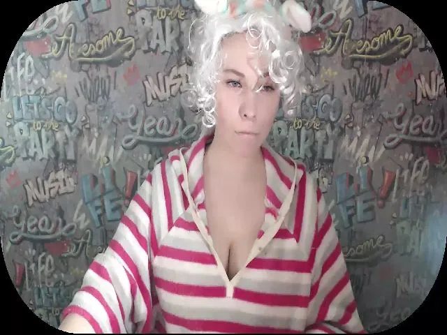 Live sex webcam photo for MollyMey #272208402