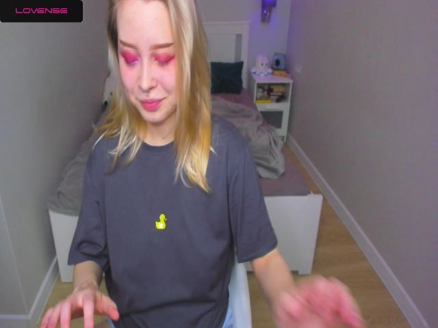 Live sex webcam photo for MonaLauu #287895877