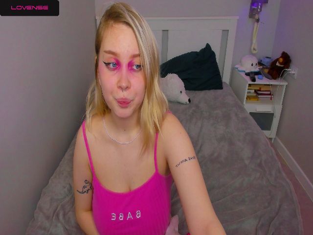 Live sex webcam photo for MonaLauu #287895884