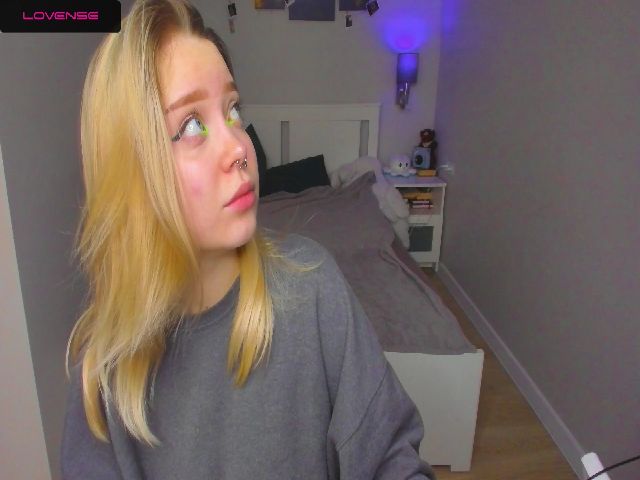 Live sex webcam photo for MonaLauu #287895885