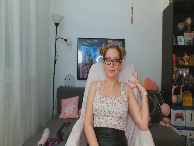 Live sex webcam photo for MonicMoon18 #274074842