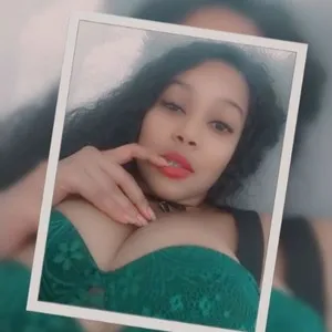 Live sex webcam photo for MoniqueLovay #292787268
