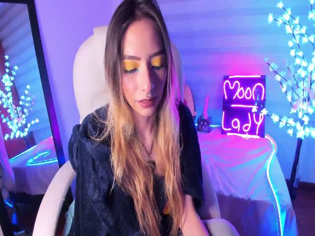 Live sex webcam photo for Moonlady6 #274644330