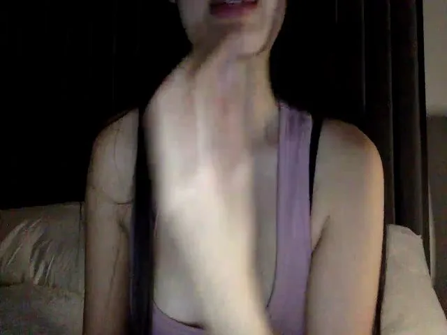 Live sex webcam photo for MsAkira #272751296