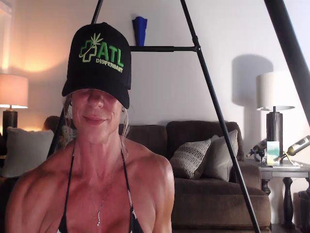 Live sex webcam photo for MuscleMilf1 #273932563