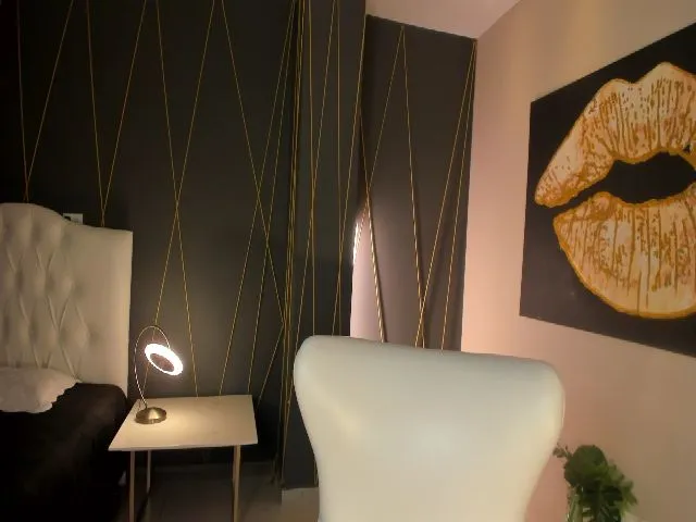 Live sex webcam photo for MyleRose #272765577