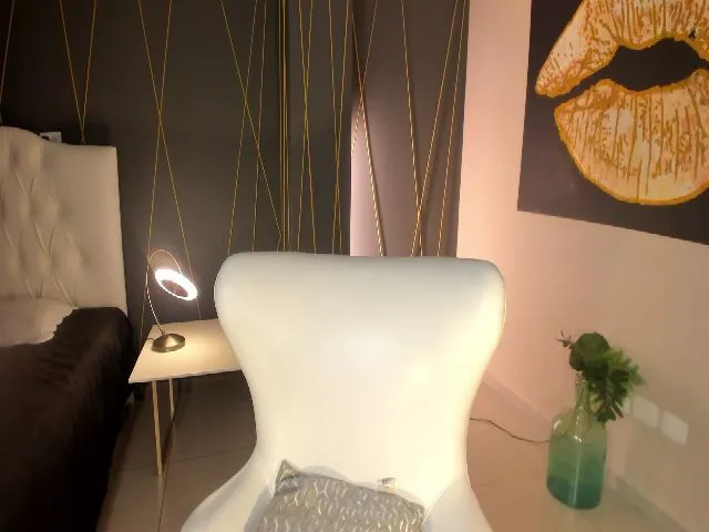 Live sex webcam photo for MyleRose #272776369