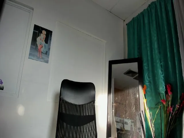 Live sex webcam photo for Naughtysweett #272082256