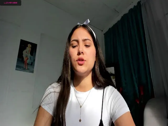 Live sex webcam photo for Naughtysweett #272160752