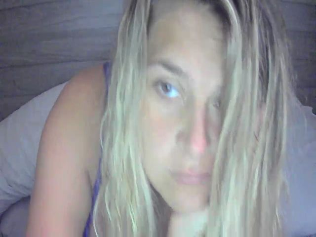 Live sex webcam photo for Neonmoon19 #273824373