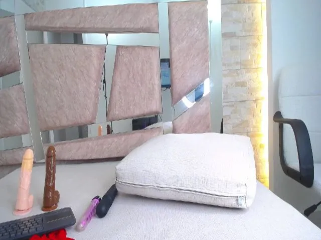 Live sex webcam photo for Nicole_King_ #272185159