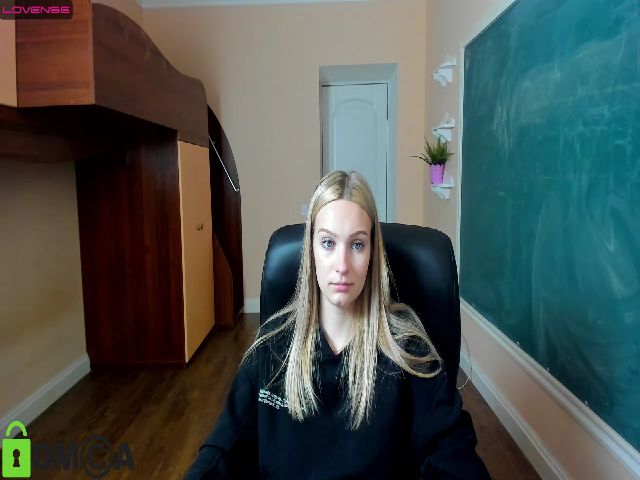 Live sex webcam photo for NikiLovee #274583707