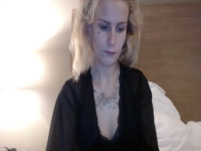 Live sex webcam photo for NikkiDawson #272403357