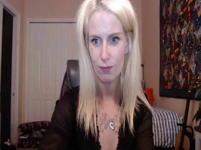 Live sex webcam photo for NikkiDawson #272823620