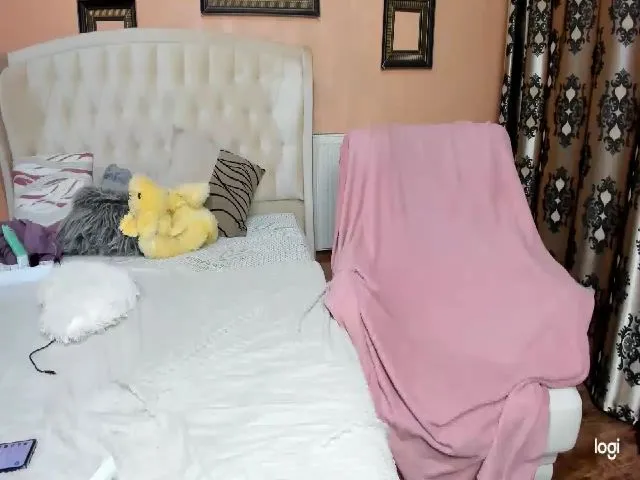 Live sex webcam photo for NoemiStar #273791942
