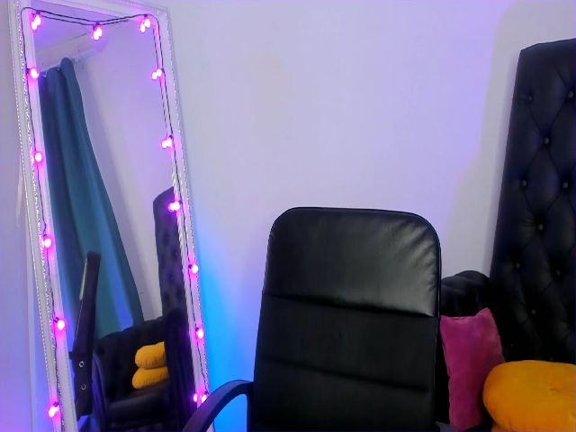 Live sex webcam photo for O1iv1a #273534577