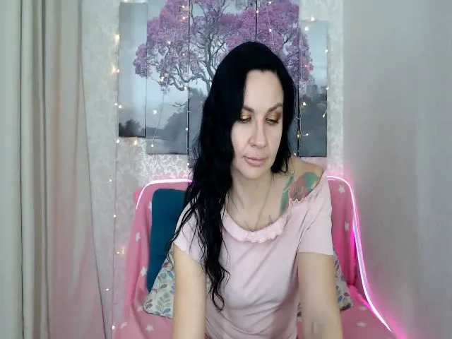 Live sex webcam photo for OliMills #272406029