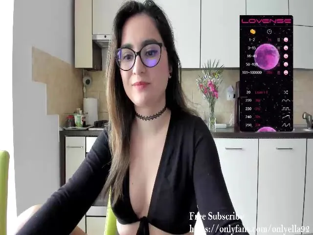 Live sex webcam photo for OnlyElla92 #272684588