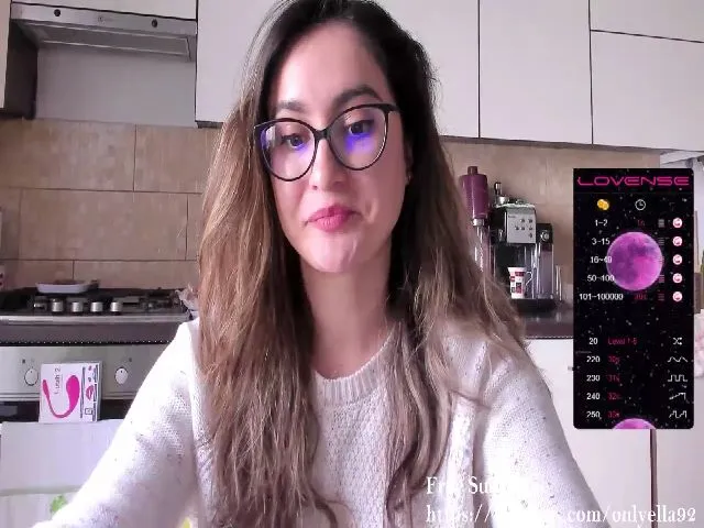 Live sex webcam photo for OnlyElla92 #272989338