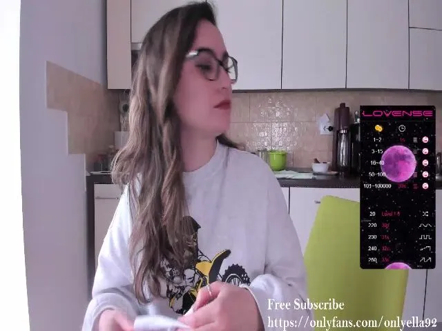 Live sex webcam photo for OnlyElla92 #273040571