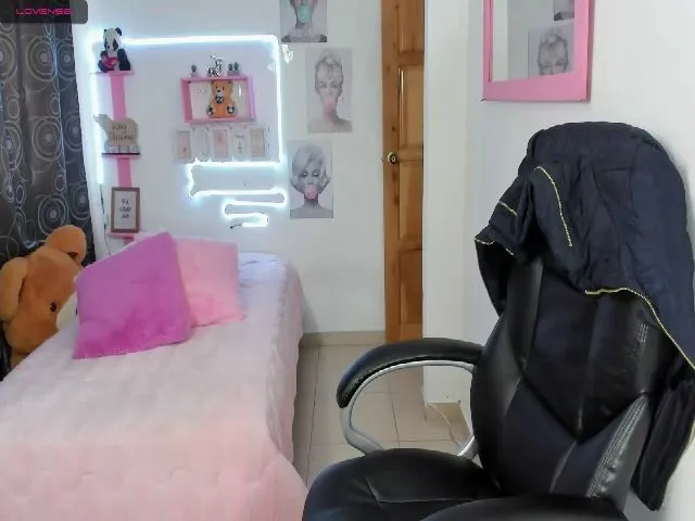 Live sex webcam photo for Paulina2700 #271749942