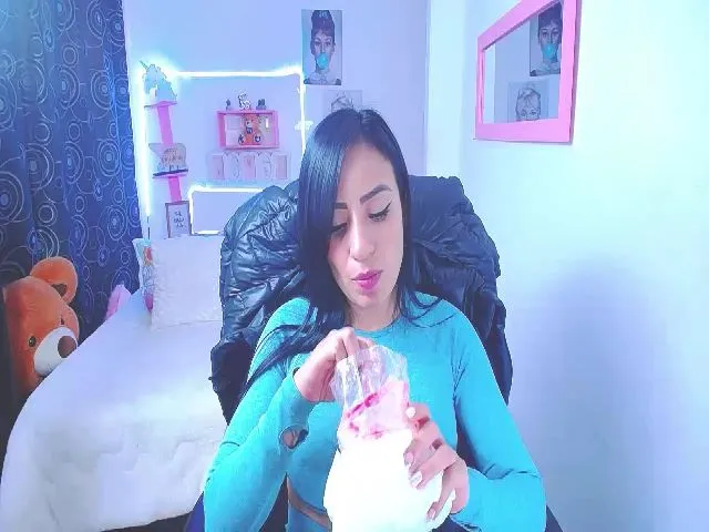 Live sex webcam photo for Paulina2700 #274320929