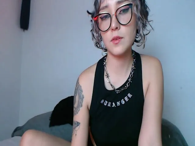 Live sex webcam photo for Petit_Haze #271837415