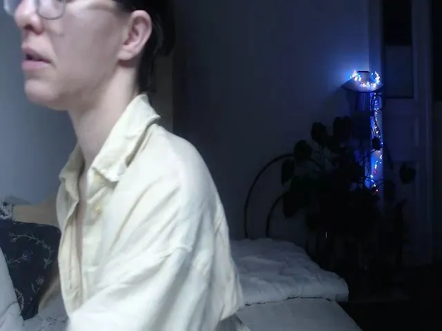 Live sex webcam photo for PetitePinkie #273341636