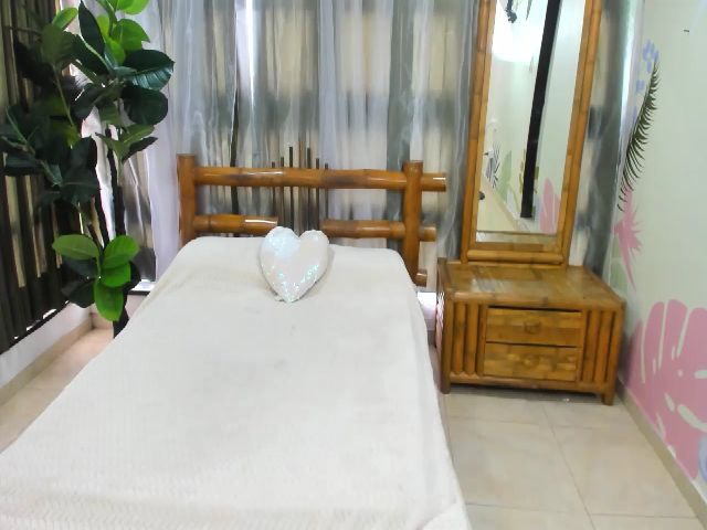 Live sex webcam photo for Prettypervyyx #271997642