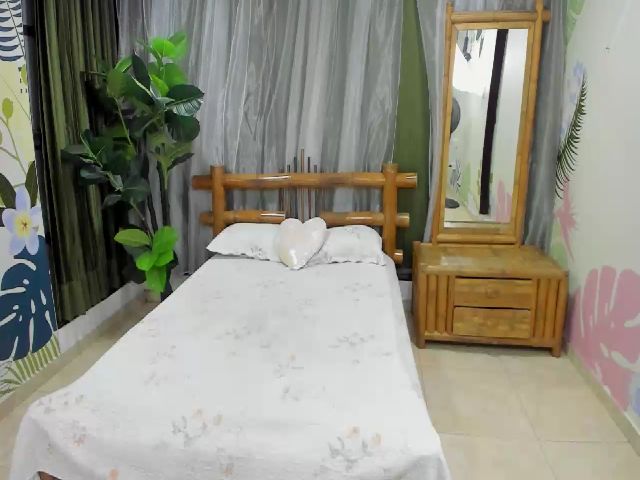 Live sex webcam photo for Prettypervyyx #272435212